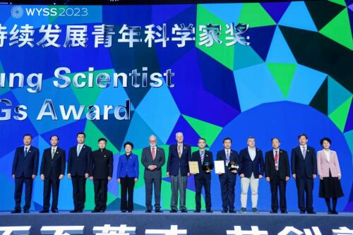 可持續(xù)發(fā)展青年科學(xué)家獎合影